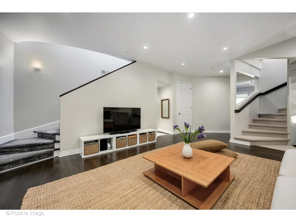 1953 North Howe Street Chicago IL 60614