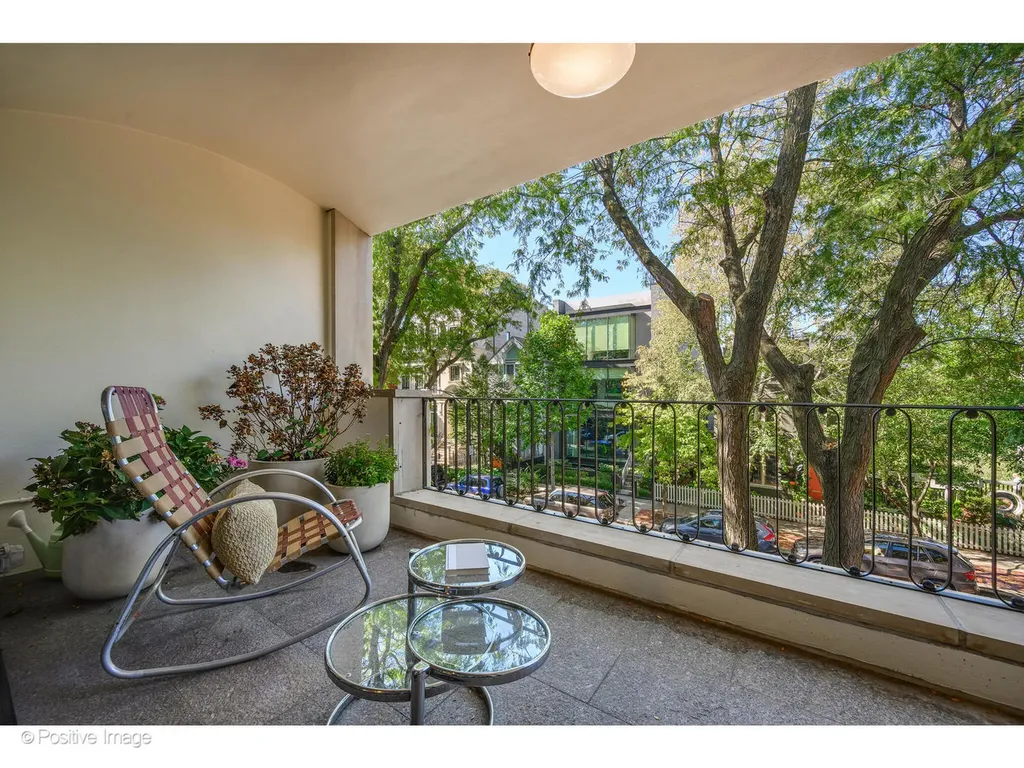 1953 North Howe Street Chicago IL 60614