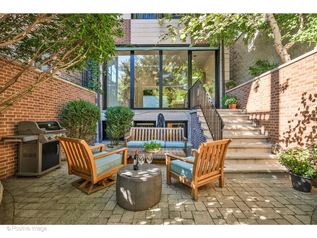 1953 North Howe Street Chicago IL 60614