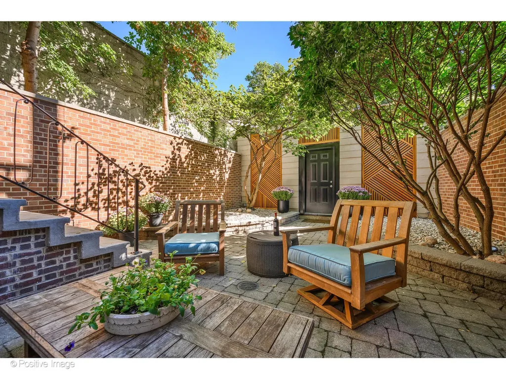 1953 North Howe Street Chicago IL 60614