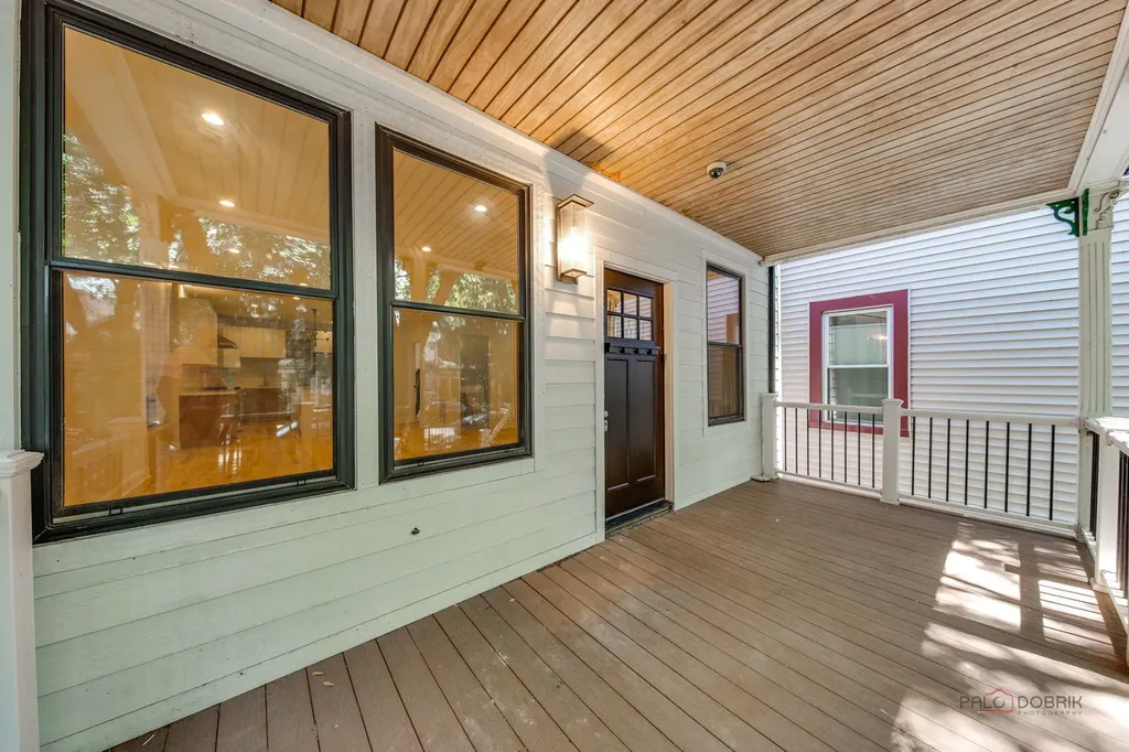 1826 West Farragut Avenue Chicago IL 60640