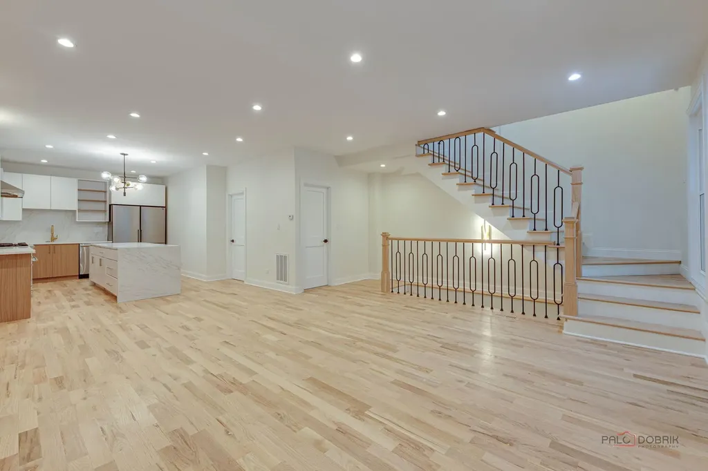 1826 West Farragut Avenue Chicago IL 60640