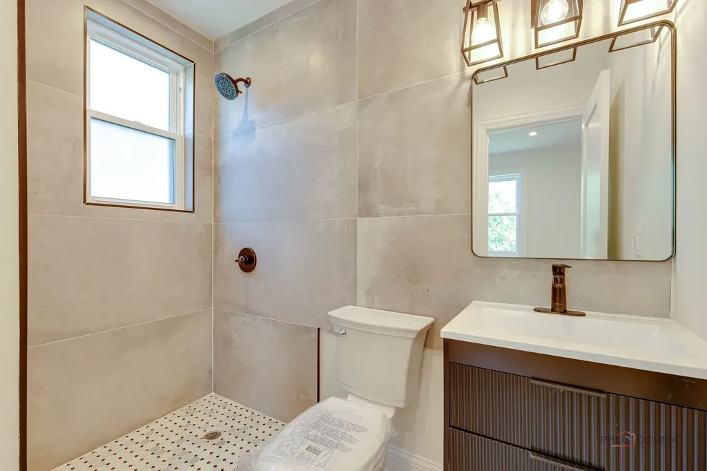 1826 West Farragut Avenue Chicago IL 60640