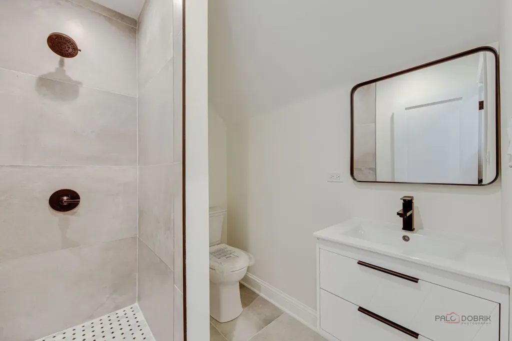 1826 West Farragut Avenue Chicago IL 60640