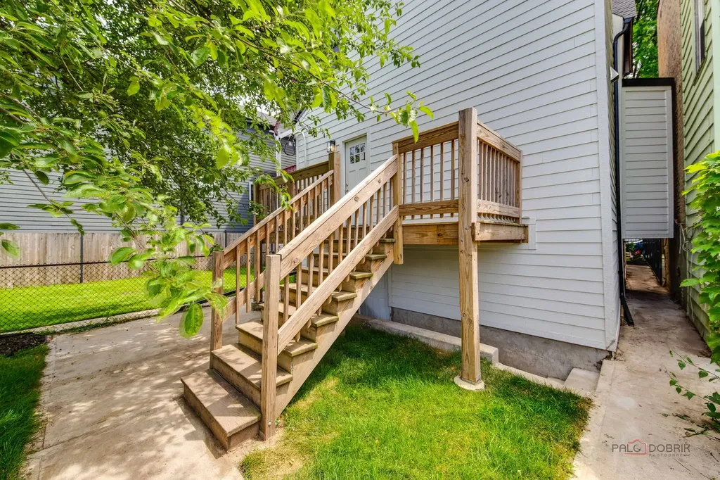 1826 West Farragut Avenue Chicago IL 60640