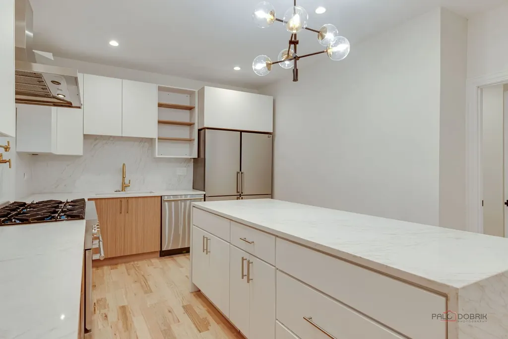 1826 West Farragut Avenue Chicago IL 60640