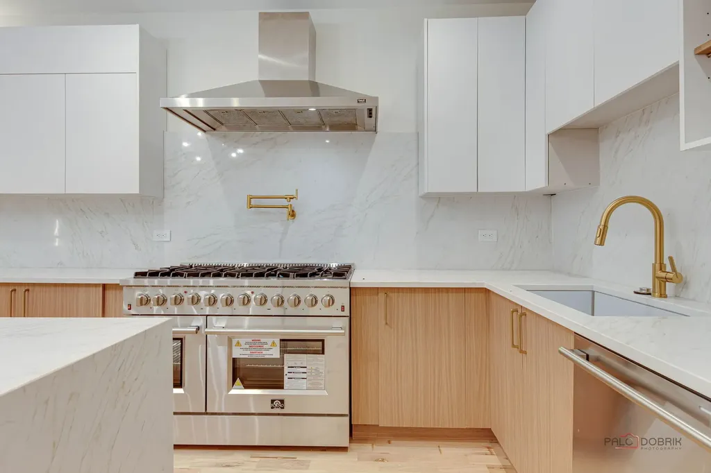 1826 West Farragut Avenue Chicago IL 60640