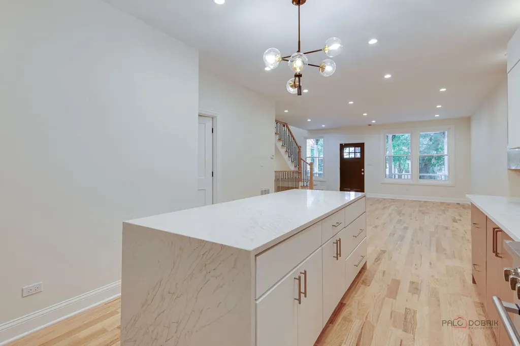 1826 West Farragut Avenue Chicago IL 60640