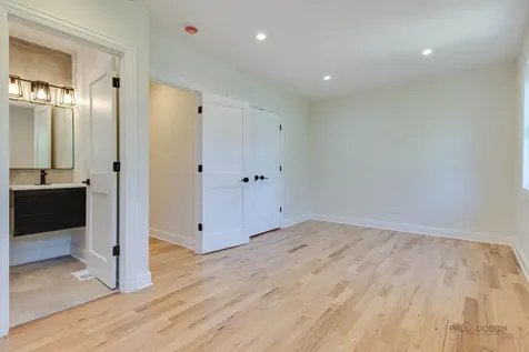 1826 West Farragut Avenue Chicago IL 60640