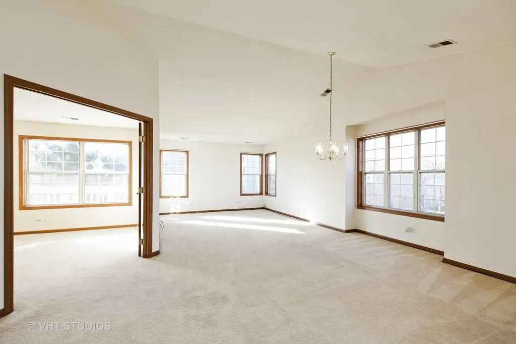 321 Sheffield Drive Schaumburg IL 60194