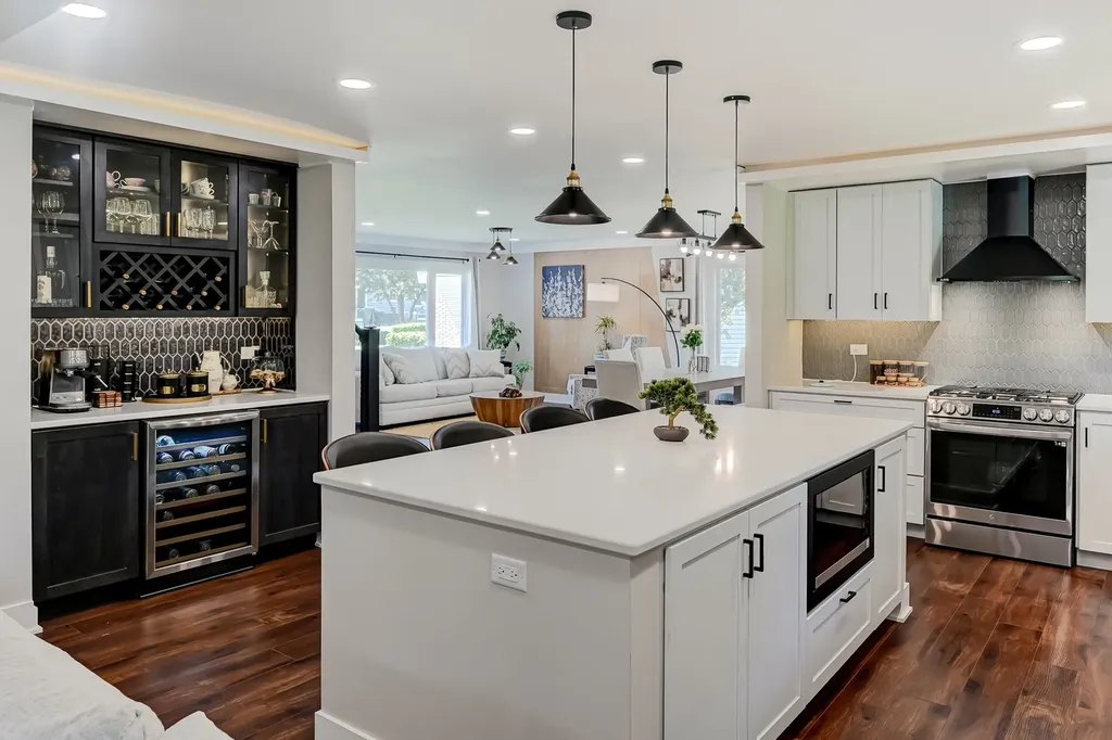 926 Holliston Court Schaumburg IL 60193