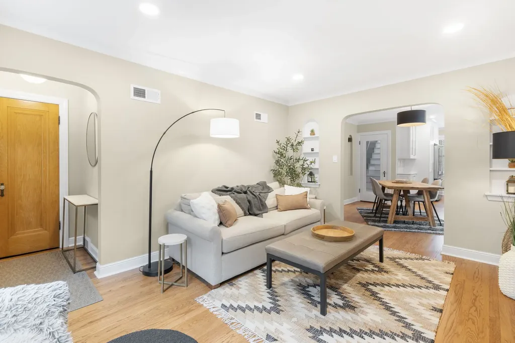 5823 North Merrimac Avenue Chicago IL 60646
