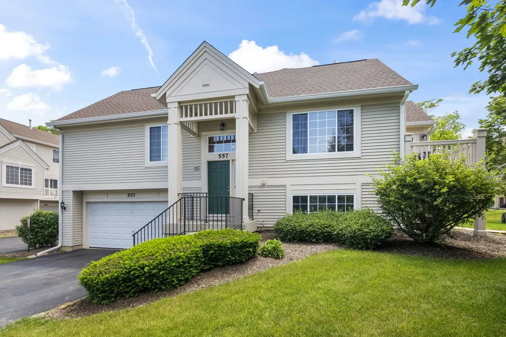 557 Cary Woods Circle Cary IL 60013