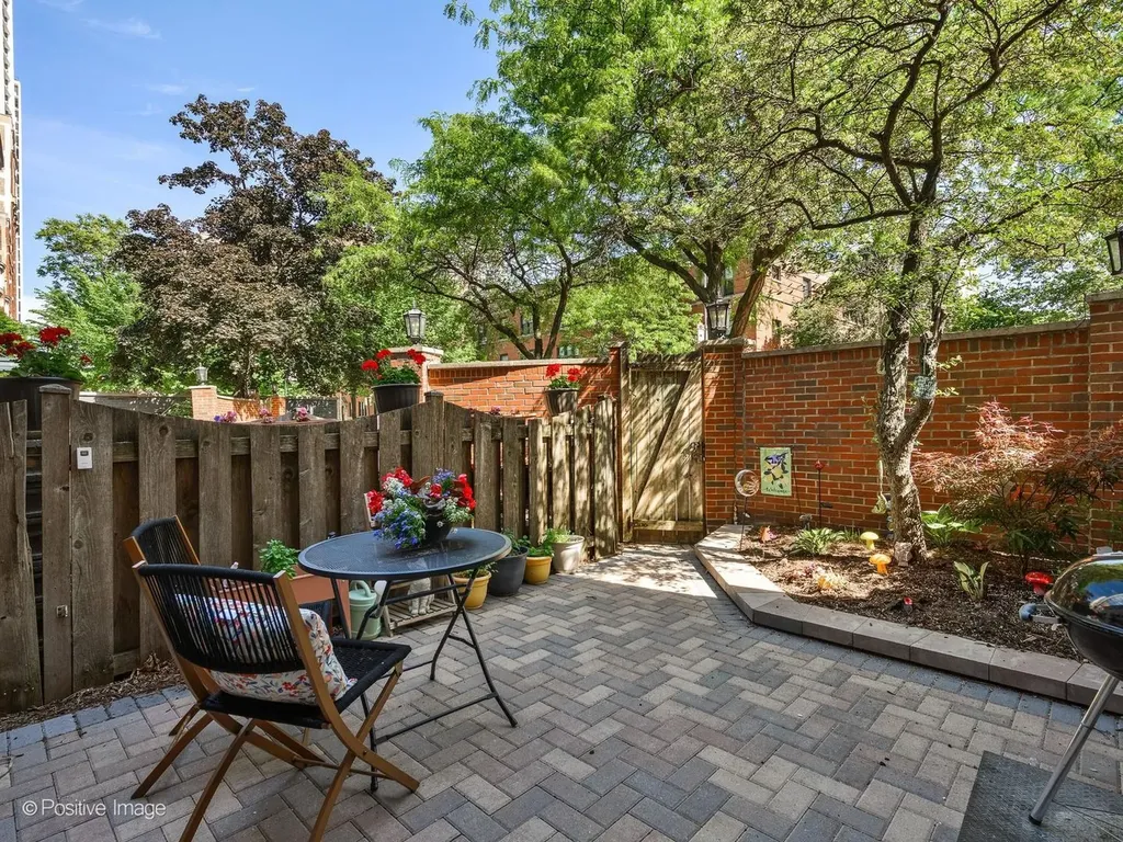 492 West Belmont Avenue Chicago IL 60657
