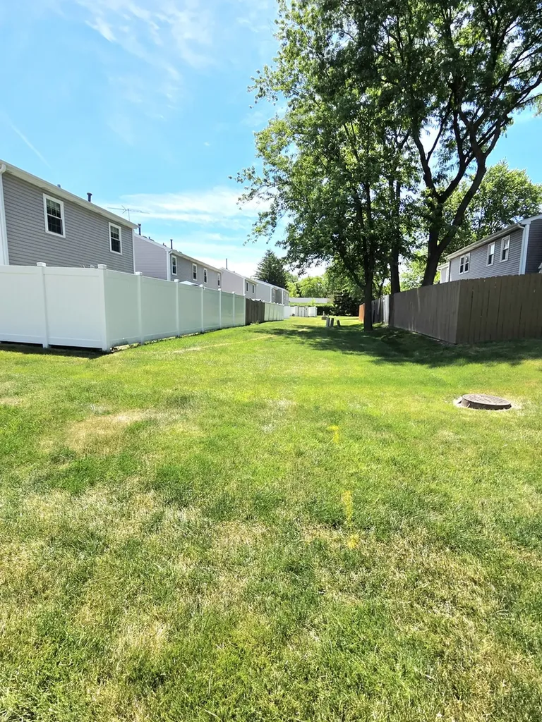 1294 Downing Street Roselle IL 60172