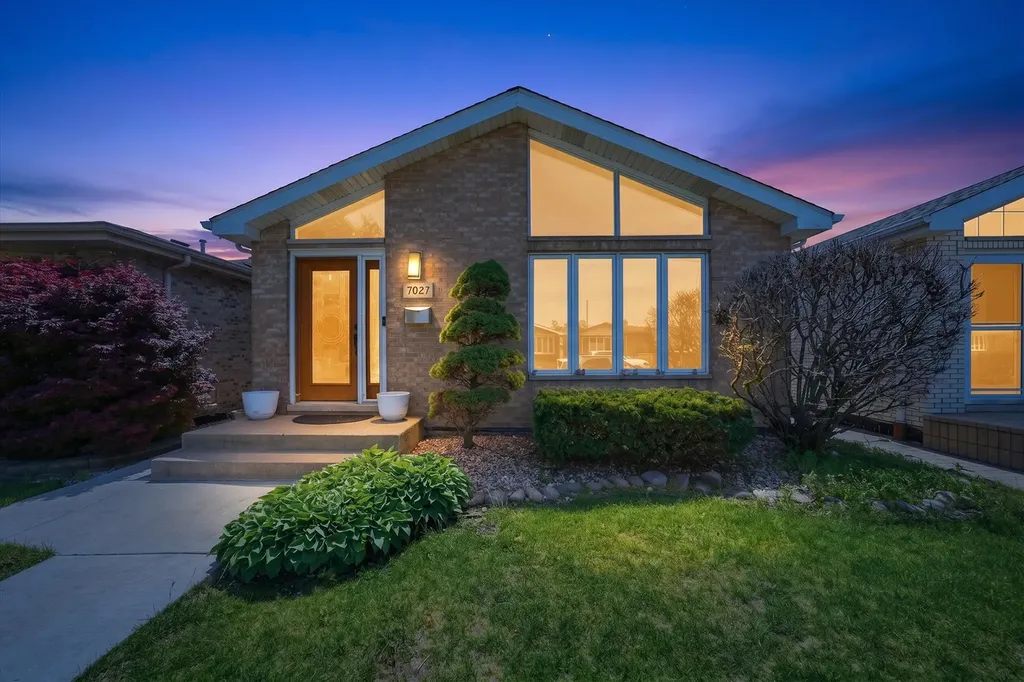 7027 West 64th Place Chicago IL 60638