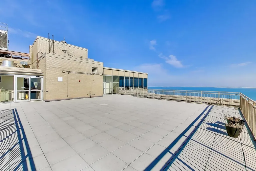 6301 North Sheridan Road Chicago IL 60660