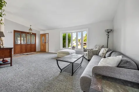 1727 Roosa Lane Elk Grove Village IL 60007