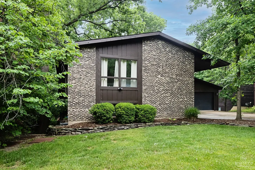 3130 Scenicwood Lane Woodridge IL 60517