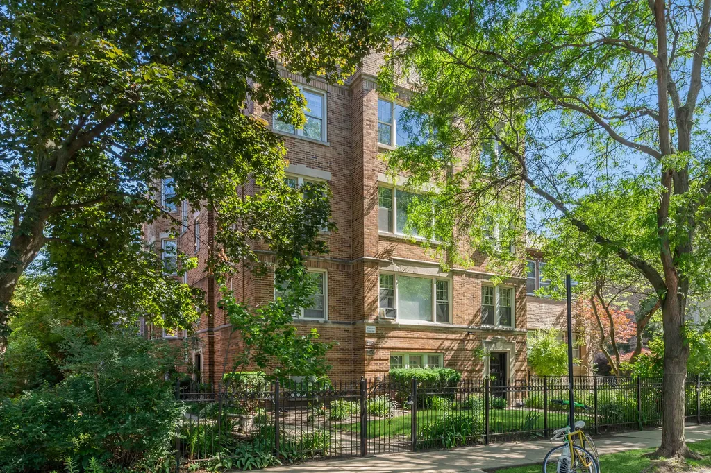 2016.5 West Greenleaf Avenue Chicago IL 60645