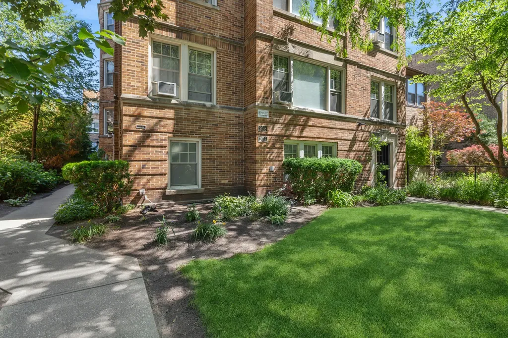 2016.5 West Greenleaf Avenue Chicago IL 60645