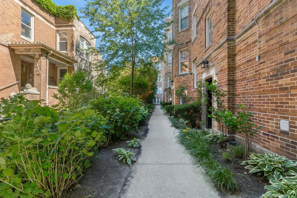 2016.5 West Greenleaf Avenue Chicago IL 60645
