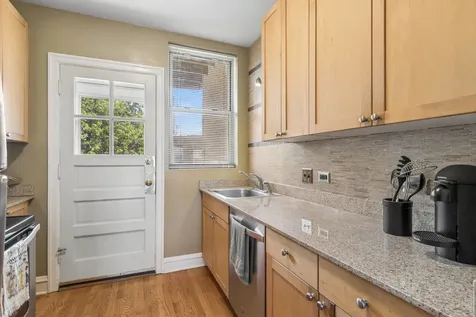 2016.5 West Greenleaf Avenue Chicago IL 60645