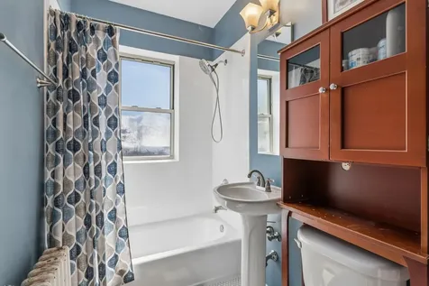 2016.5 West Greenleaf Avenue Chicago IL 60645