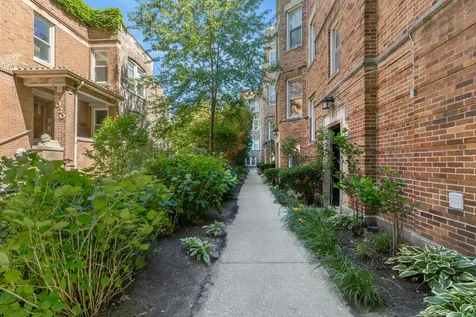2016.5 West Greenleaf Avenue Chicago IL 60645