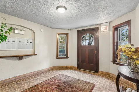 2016.5 West Greenleaf Avenue Chicago IL 60645