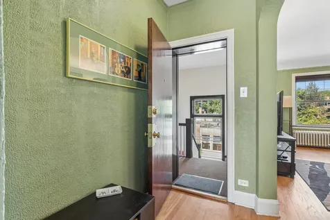 2016.5 West Greenleaf Avenue Chicago IL 60645