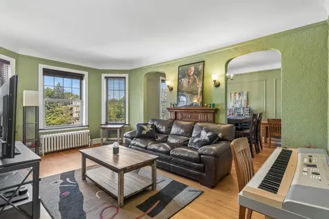 2016.5 West Greenleaf Avenue Chicago IL 60645
