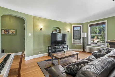 2016.5 West Greenleaf Avenue Chicago IL 60645