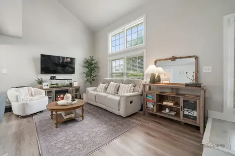221 Ivy Court Streamwood IL 60107