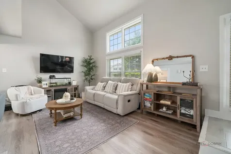 221 Ivy Court Streamwood IL 60107