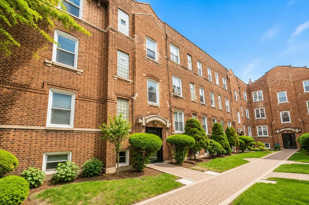 656 West Oakdale Avenue Chicago IL 60657