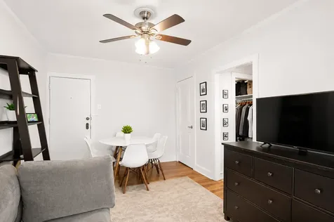 656 West Oakdale Avenue Chicago IL 60657