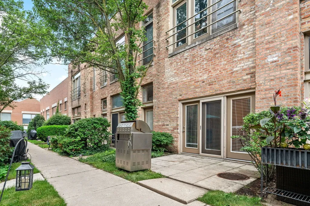1100 West Cornelia Avenue Chicago IL 60657