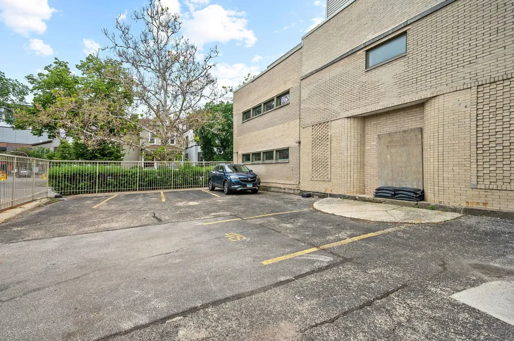 1100 West Cornelia Avenue Chicago IL 60657