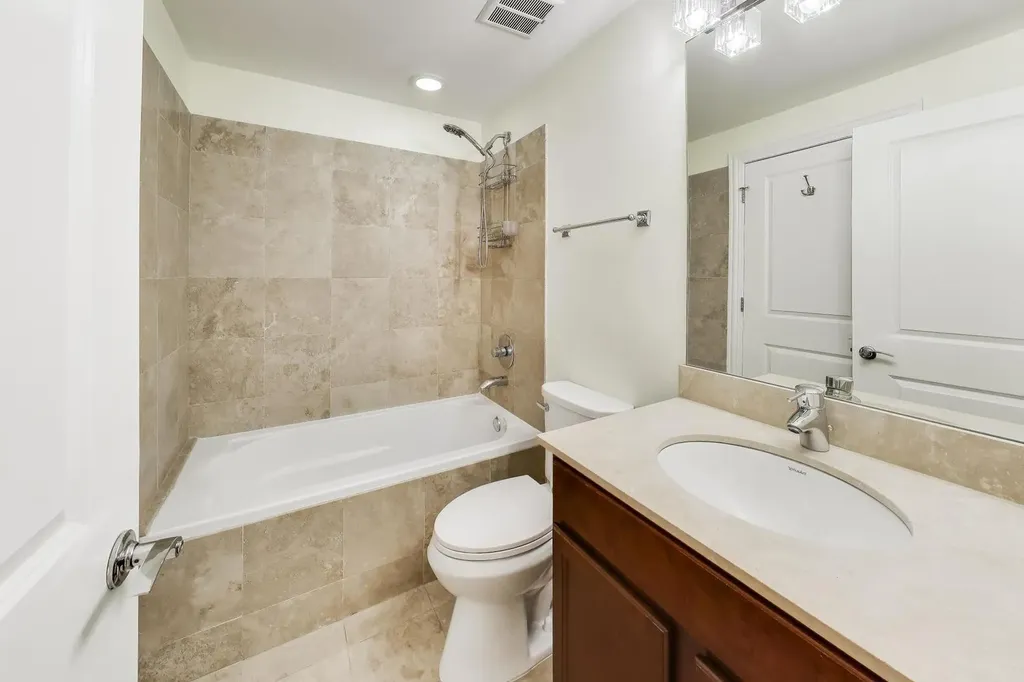 1624 West Grace Street Chicago IL 60613