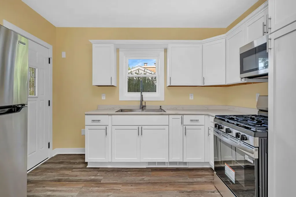 727 Delius Street Aurora IL 60505