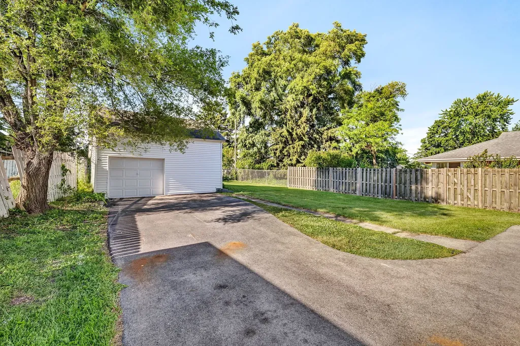 727 Delius Street Aurora IL 60505
