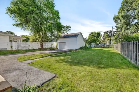 727 Delius Street Aurora IL 60505