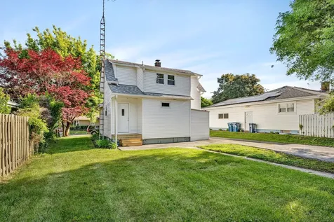 727 Delius Street Aurora IL 60505