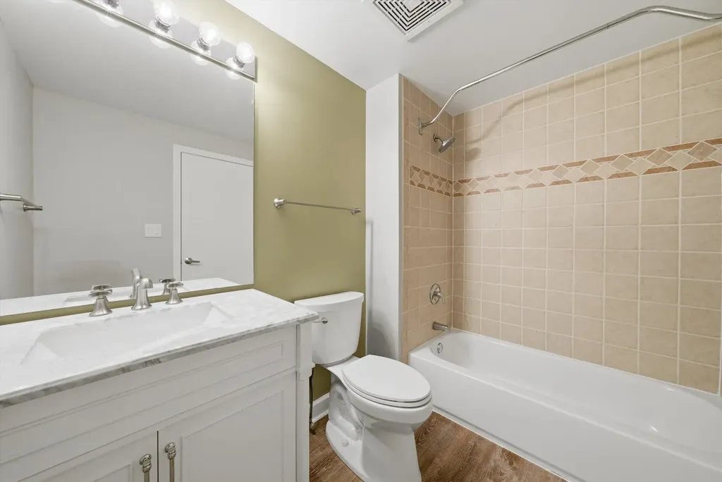 811 West 15th Place Chicago IL 60608