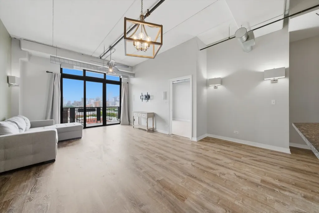 811 West 15th Place Chicago IL 60608