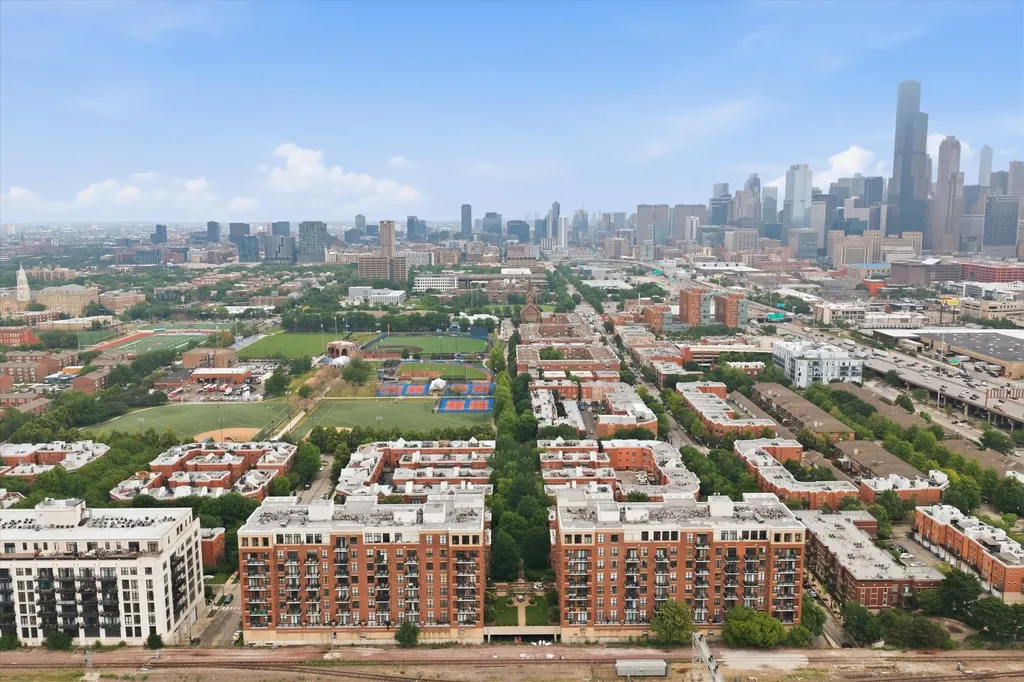 811 West 15th Place Chicago IL 60608