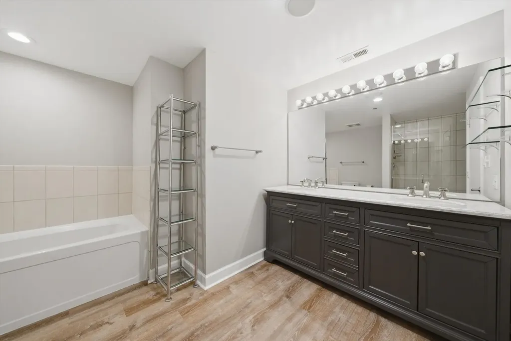 811 West 15th Place Chicago IL 60608