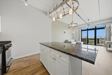 811 West 15th Place Chicago IL 60608