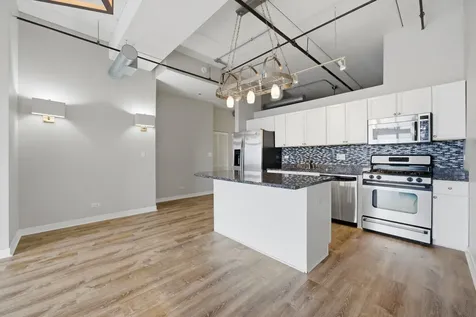 811 West 15th Place Chicago IL 60608